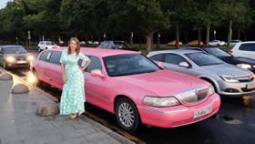 Розовый лимузин на свадьбе