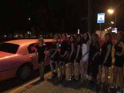 Розовый лимузин на вечеринке